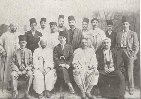 ملف:الشيخ سليمان الجادوي صاحب المرشد ومرشد الأمة الجالس أولا على اليمين خلال تكريم الشيخ إبراهيم أبو اليقضان أحد رواد الغصلاح في الج.jpg